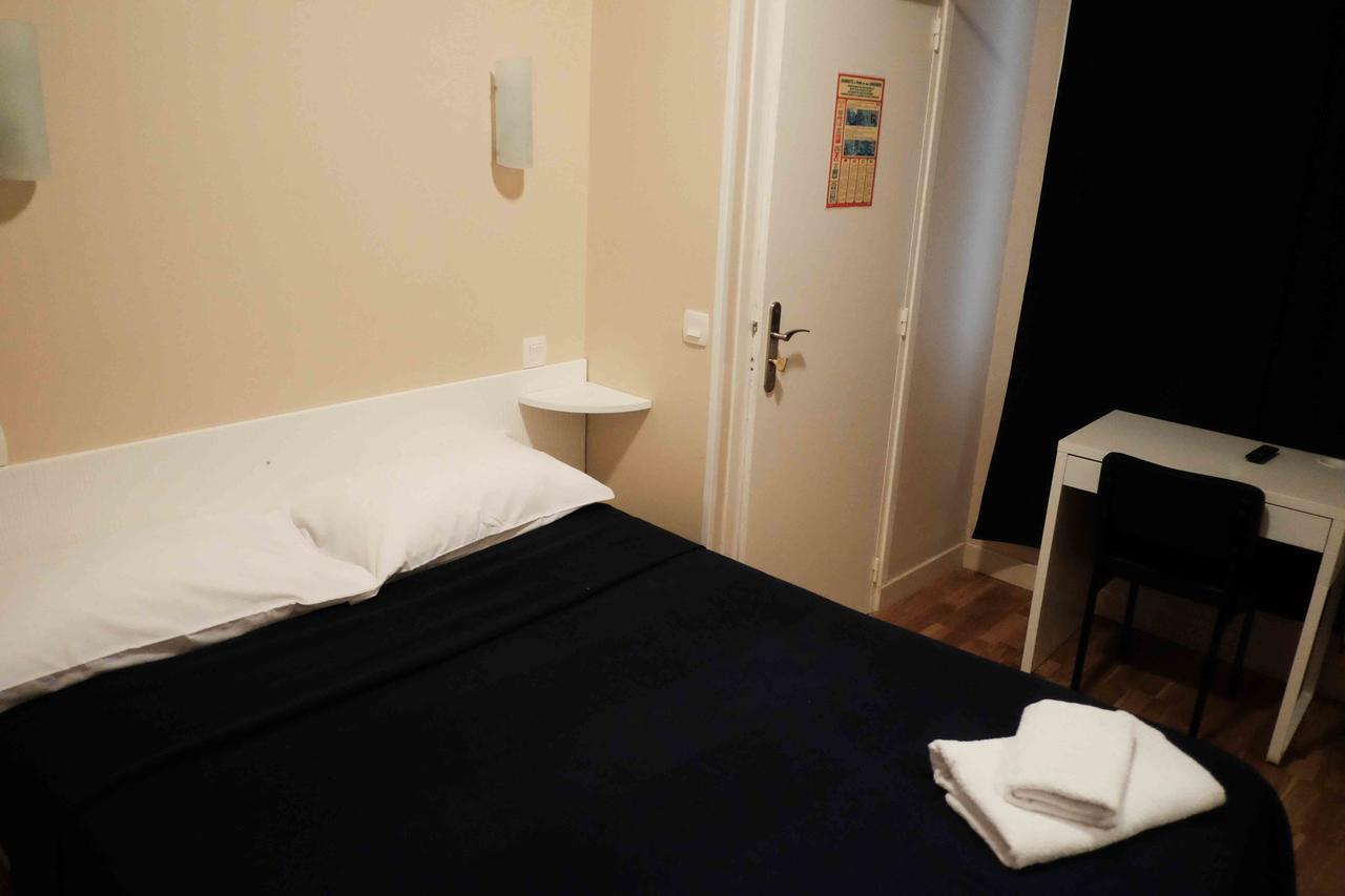 Hotel De La Gare Вилньов-Сен-Жорж Екстериор снимка